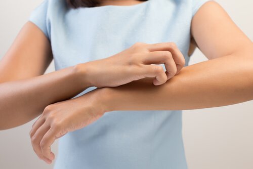 kvinde der kløer sin arm