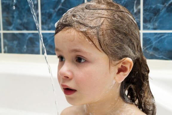 lille pige der får vasket hår