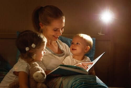 mor der læser for sine to børn
