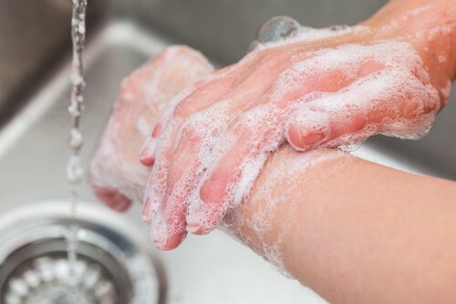 person der vasker hænder