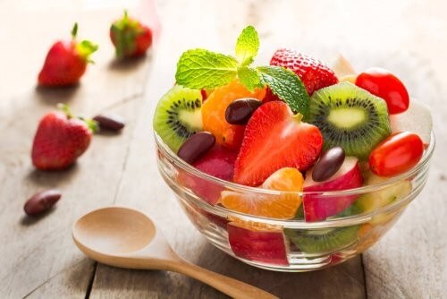 En skål med forskellige frugter 
