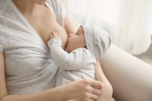 Min baby gylper efter spisning: Skal jeg bekymre mig?
