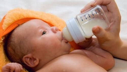 Baby får mælk på flaske 