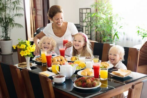 familie der skal til at spise morgenmad