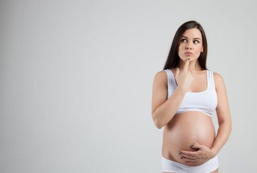 gravid kvinde der tænker