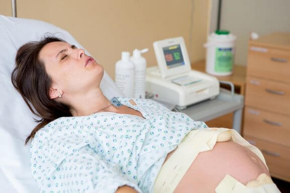 gravid kvinde under fødsel