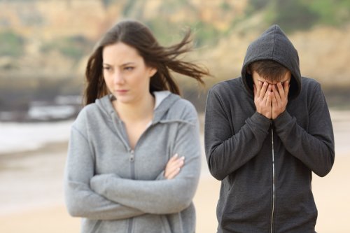 kvinde sur på sin partner