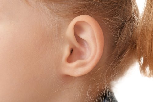 nærbillede af barns øre