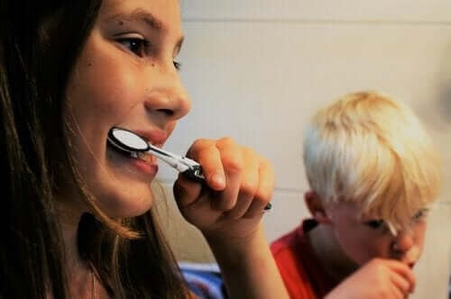 Børn børster tænder sammen