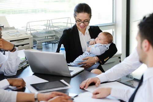 arbejdende kvinde med baby på armen