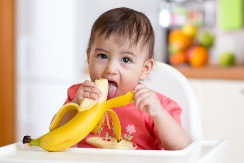 baby der spiser en banan