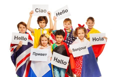 børn med skilte med forskellige sprog