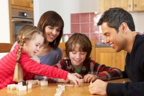 Familie spiller sammen