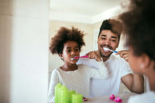 far og datter der børster tænder