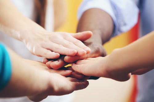 folks der rækker deres hænder frem mod hinanden