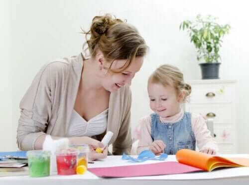 Mor og datter laver kreative projekter sammen
