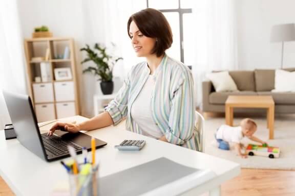 mor der arbejder hjemmefra