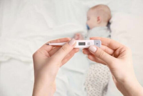baby der har fået taget temperatur