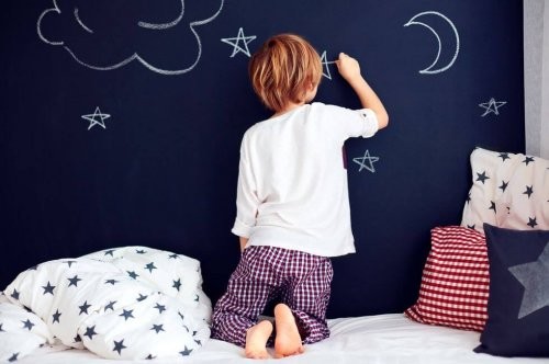 Barn tegner på kridtvæg inden sengetid 