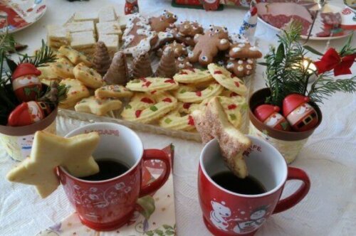 dækket bord med juleting