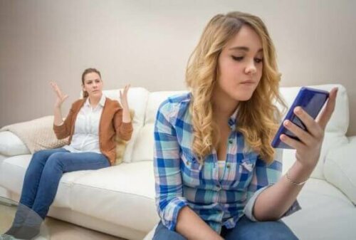 frustreret mor med teenager