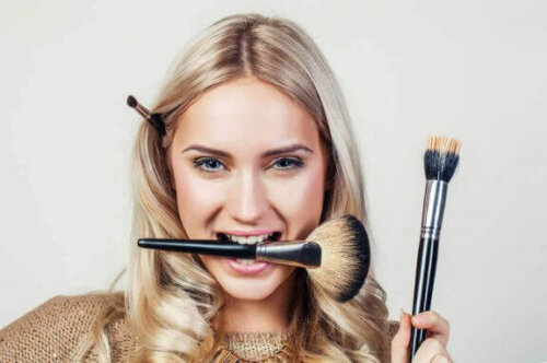 kvinde med makeup-pensel i munden