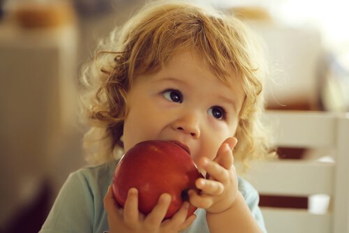 lille barn der spiser et æble
