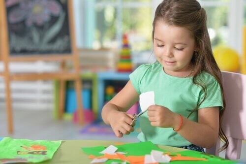 Pige er kreativ med saks og papir 
