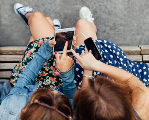 unge der bruger deres smartphones
