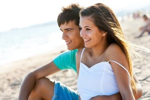 Kærestepar er på stranden sammen