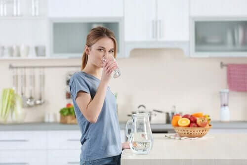 6 tricks til at holde din hud hydreret og sund: Drik vand.