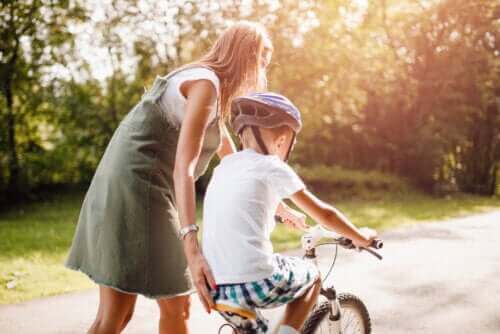 mor der hjælper dreng med at cykle
