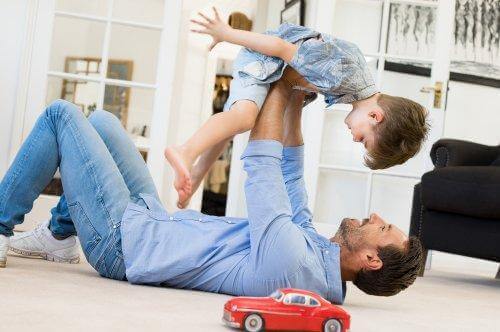Albueluksation hos børn: Far leger med søn på gulvet.