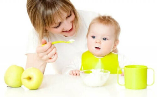 Hjælp din baby med at prøve nye fødevarer