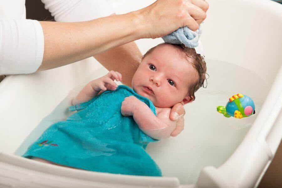 Valg af det rigtige puslebord til din baby: Baby i badekar.