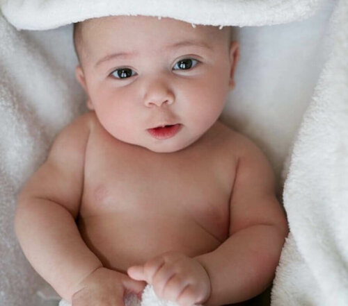 baby der ligger på et håndklæde
