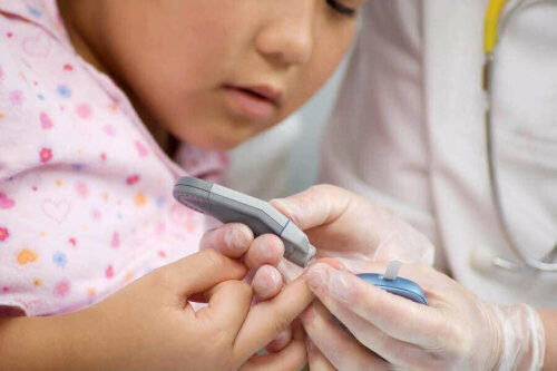 barn der får taget blodprøve i finger