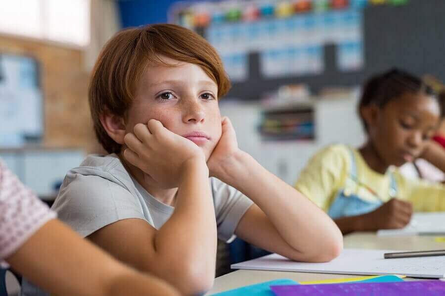 Dreng i klasseværelse med mangel på respekt overfor lærere.