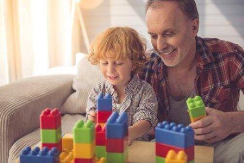 Symbolsk tankegang hos børn: Far og søn leger med klodser.