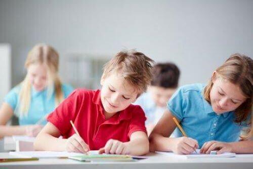 Uddannelsespsykologi: Børn i et klasseværelse.
