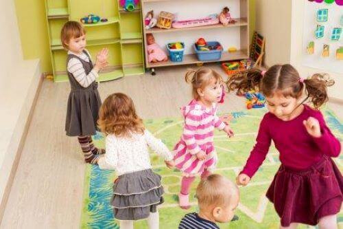 Undervisning i sociale færdigheder: Børn danser sammen i børnehave.