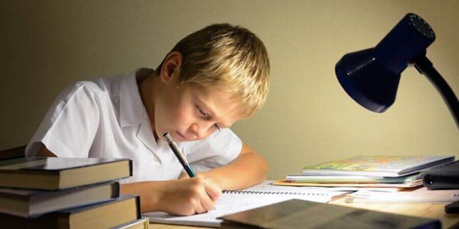 Børns manglende respekt overfor lærere: Dreng laver lektier.