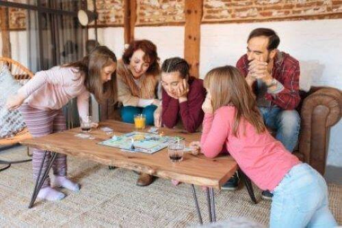 Symbolsk tankegang hos børn: Familie spiller brætspil.