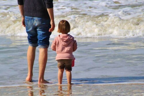 far og datter på strand
