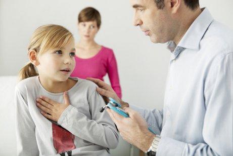 Kan et barn med astma deltage i sport? Pige med astma hos lægen.