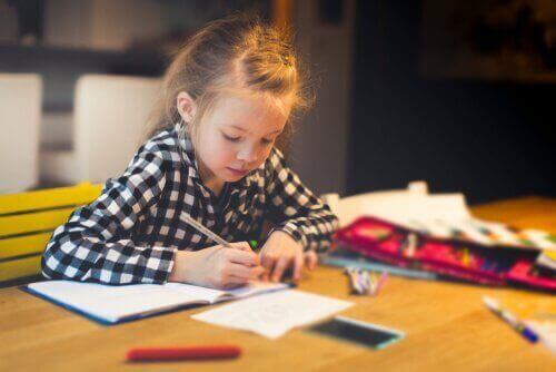 10 fantastiske måder at forberede et skrivebord til dit barn