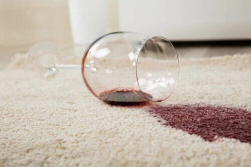 rødvin spildt på tæppe