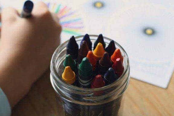 Sådan fortolker man farver i børns tegninger