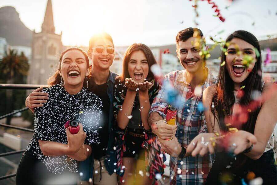 En gruppe venner som holder fest.