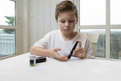 Ungdomsdiabetes: Dreng tjekker selv sit blodsukker.